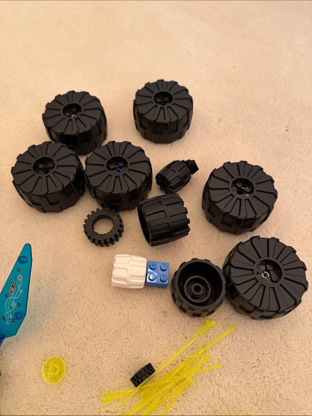 Miscellaneous Lego Plane Parts / Wheels / Etc - Picture 5 of 14